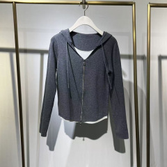2025春の新型婦人服の雰囲気に合わせて帽子をかぶっています。
