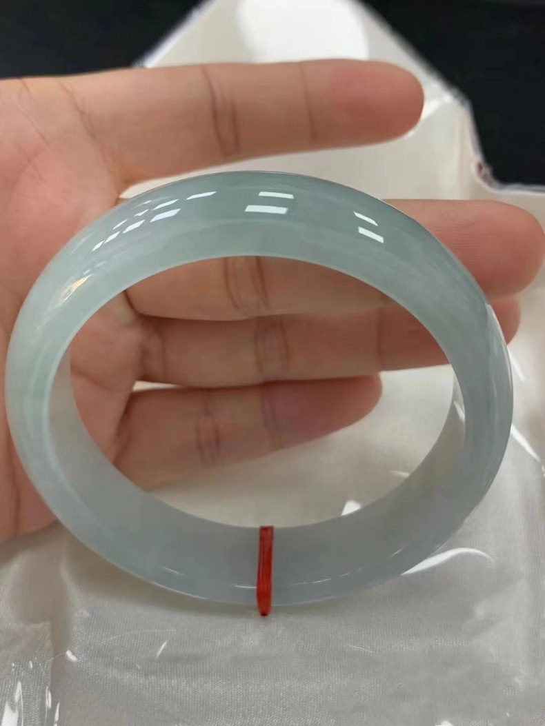 Vòng tay ngọc bích tự nhiên Miến Điện băng trong xanh nhạt cao cấp chi tiết 1