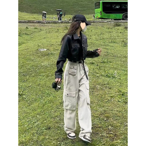 American-style autumn sand-white cargo denim pants: relaxed fit, high waist, slimming effect, straight-leg design with pockets—perfect for petite figures.