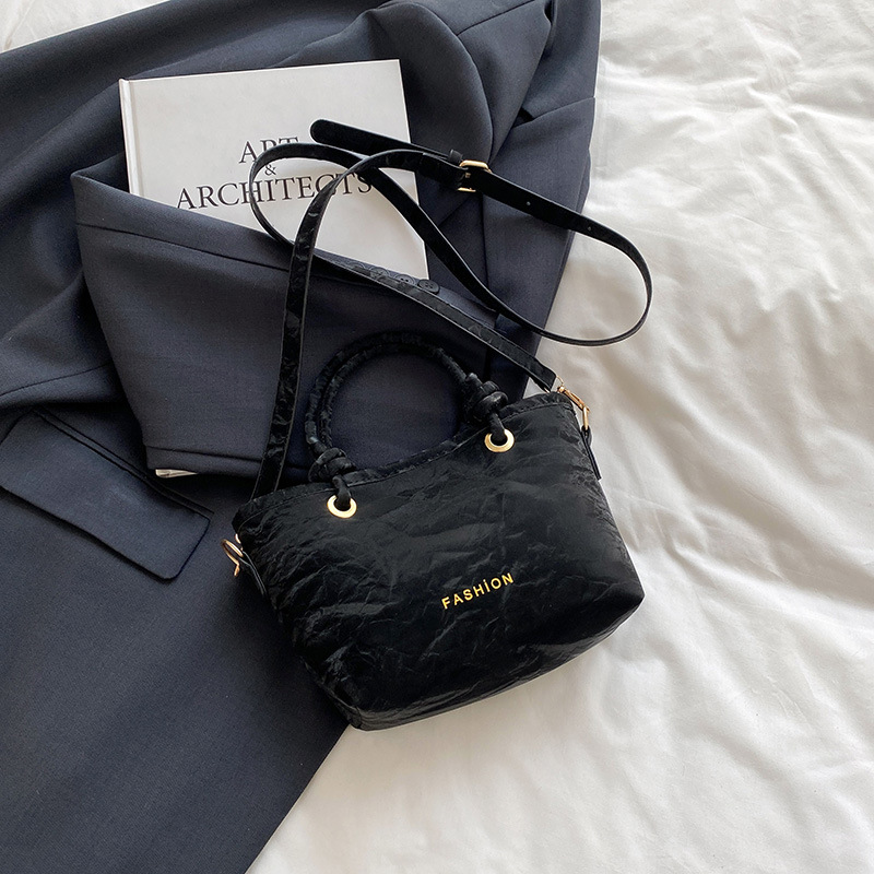 Tendencia versátil bolso de hombro 2025 nuevo estilo de moda casual bolso de cubo de mano para mujeres coreanas bolso de mochila simple para mujeres