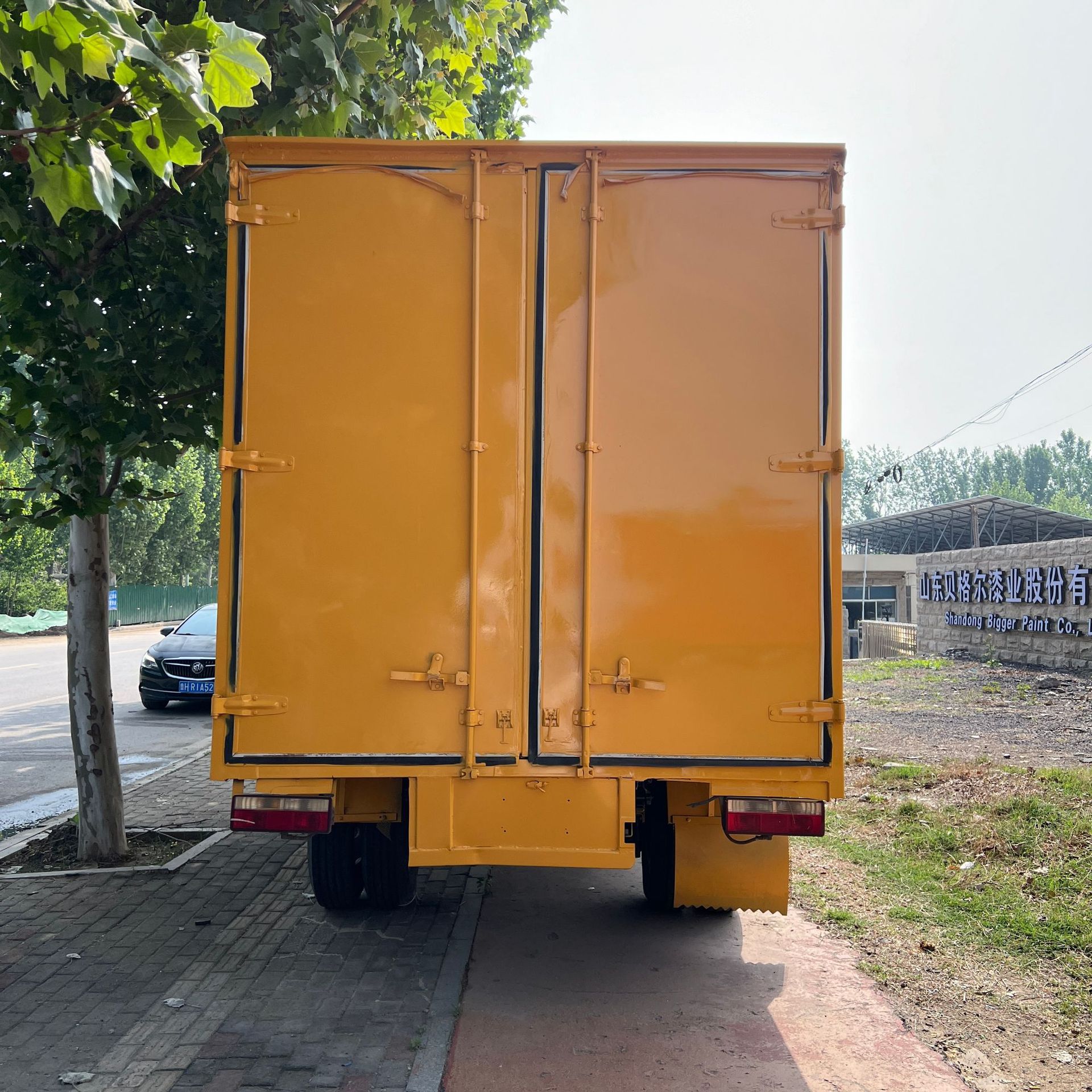 The factory exports to Africa the Sinotruk HOWO 4.2m box-type dump truck, a vehicle specifically designed for urban transportation