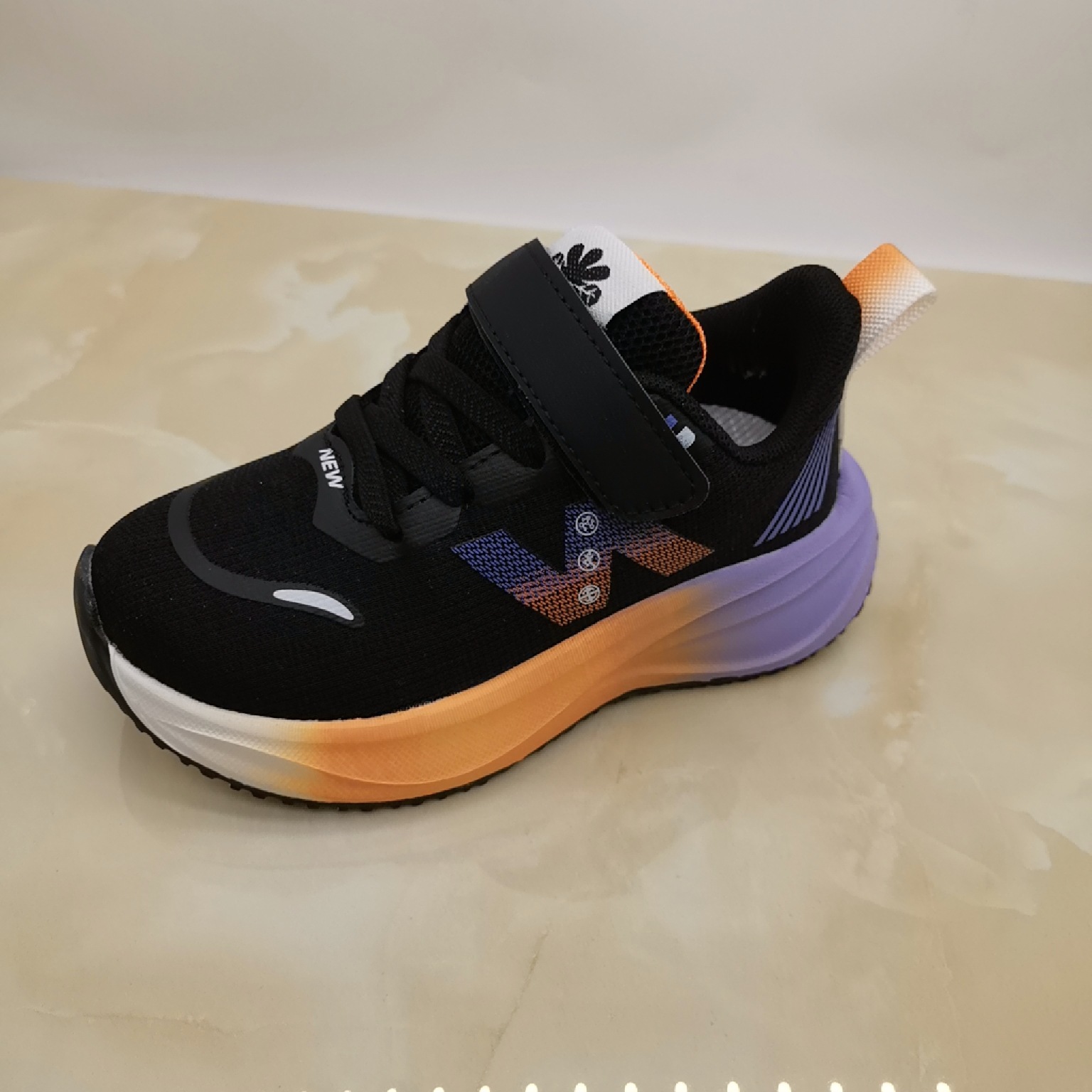 Zapatos deportivos para niños 2025 otoño nuevo botón giratorio ventilado para niños zapatos de carreras chicas zapatos de baloncesto de moda versátiles