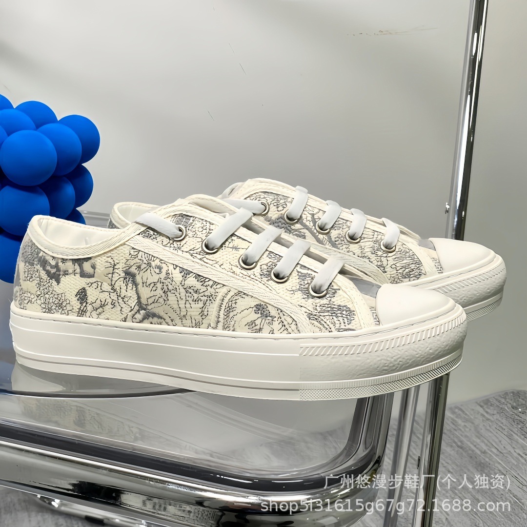 Zapatillas de lona retro con bordado de la marca D, novedad 2026, zapatillas casuales de moda, versátiles, para parejas, con suela gruesa, blancas.
