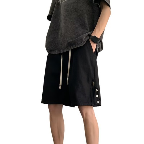 High-street men's American-vibe workwear-style cropped shorts—fashion brand, trendy design, sleek rivet details, and an effortlessly cool, premium vibe.