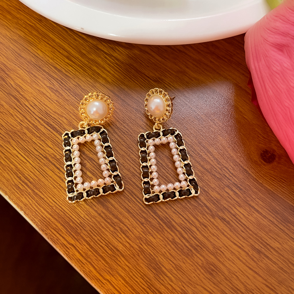 Pendientes de perlas cuadrados geométricos huecos con aguja de plata Pendientes de viento de fragancia pequeña retro elegante Pendientes de moda de temperamento de nicho para mujer