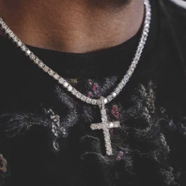 耳钉;项链;胸针