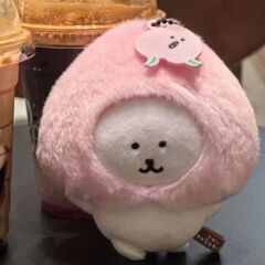 桃の自虐的なクマ、面白いスーパークマ、かわいいペンダント、シロクマバッグペンダント、ギフト人形、ぬいぐるみ、高価値