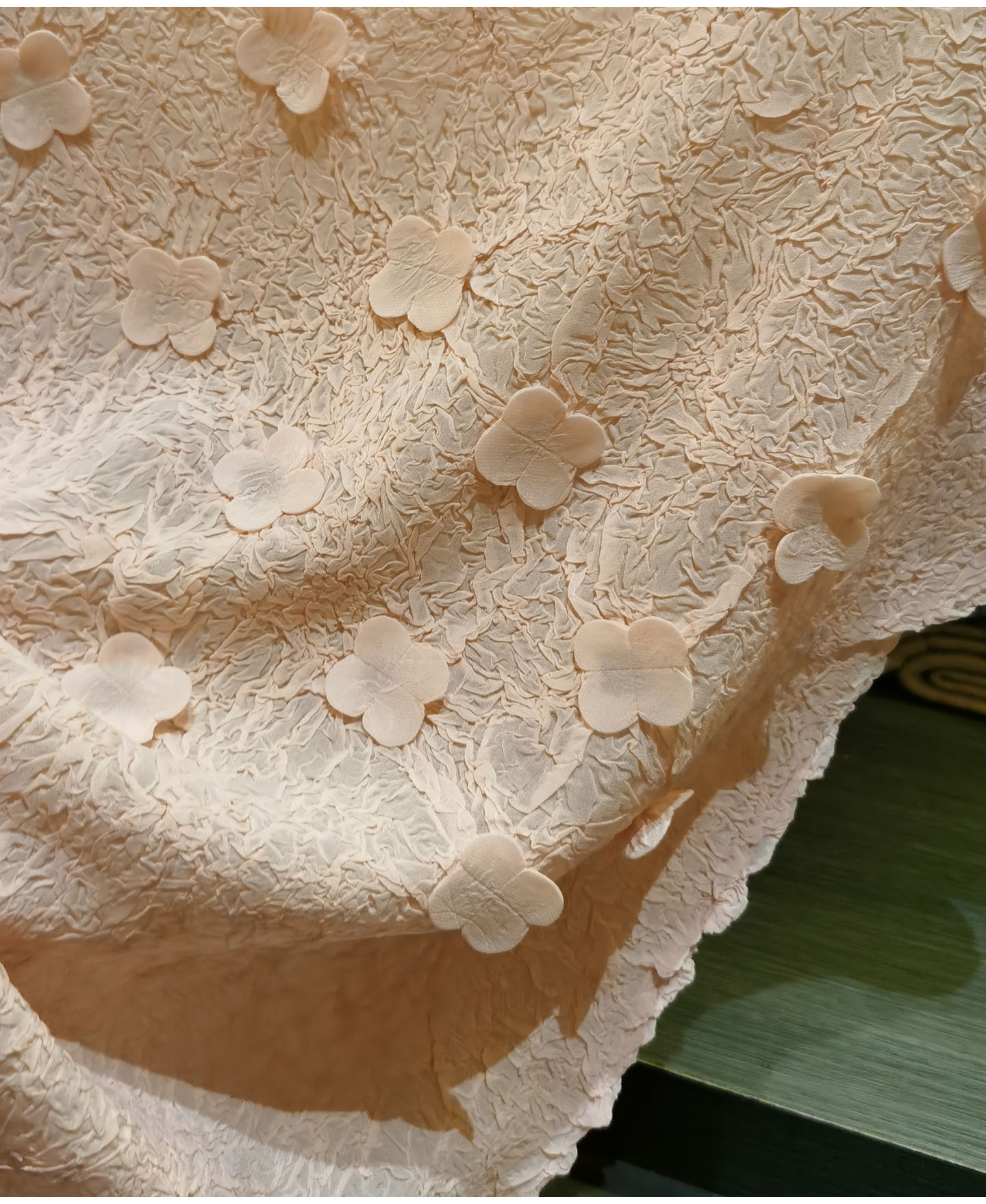 Áo thun nữ cổ cao tay ngắn xếp ly hoa tay thủ công, dáng suông thanh lịch — Xanh lá cây nhạtcolor, màu đen, màu sắc, màu hồng chi tiết 14