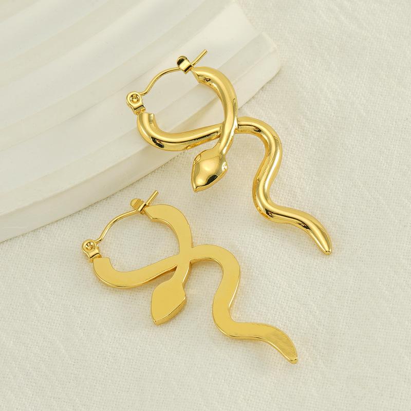 Cruz de la serpiente que rodea flexible pendientes en forma de serpiente joyería de acero de titanio Luz de estilo francés europeo y americano
