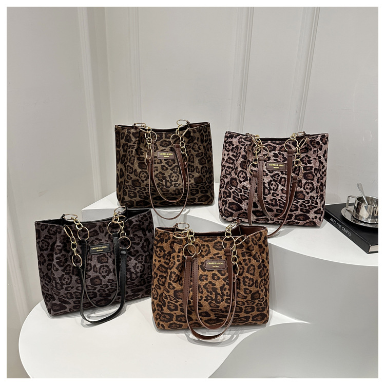 A new velvet leopard print single-shoulder bag and hand-held tote bag for women's casual commuting in autumn and winter 2024 undefined
