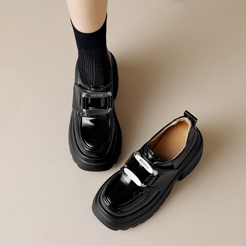 Giày loafer nữ đế xuồng platform phong cách Anh quốc, gót cao 6 cm, mũi tròn, quai ngang dán — Đen bóng, Be bóng
