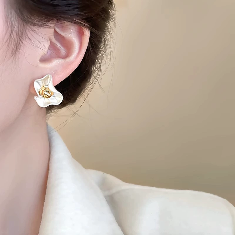 Матовые маленькие серьги оригинального дизайна, стиль лёгкой роскоши, премиум