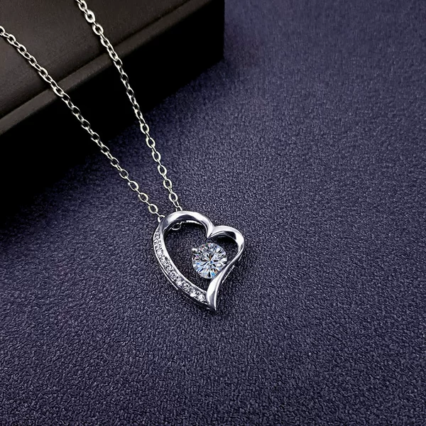 Stainless steel heart-shaped zircon clavicle chain titanium steel all-match necklace women's heart-shaped crystal diamond pendant accessories