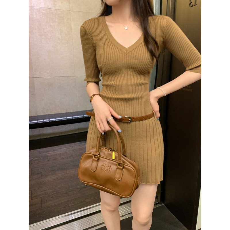 特价批发高级感V领中袖针织连衣裙女气质夏秋款绝美巨好看的小裙