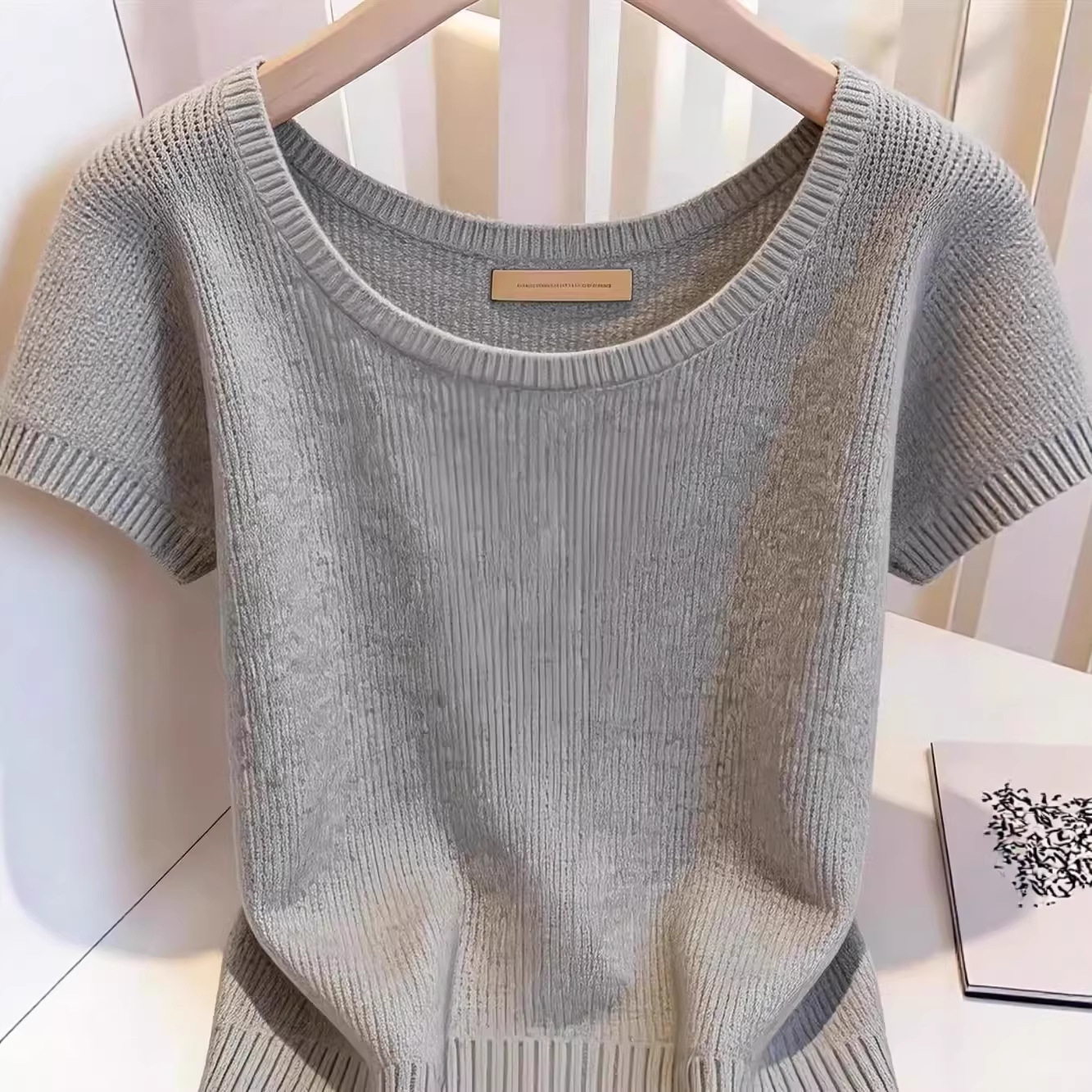 Áo thun nữ cổ tròn tay ngắn dệt kim phom ôm tôn dáng — màu trắng chi tiết 2