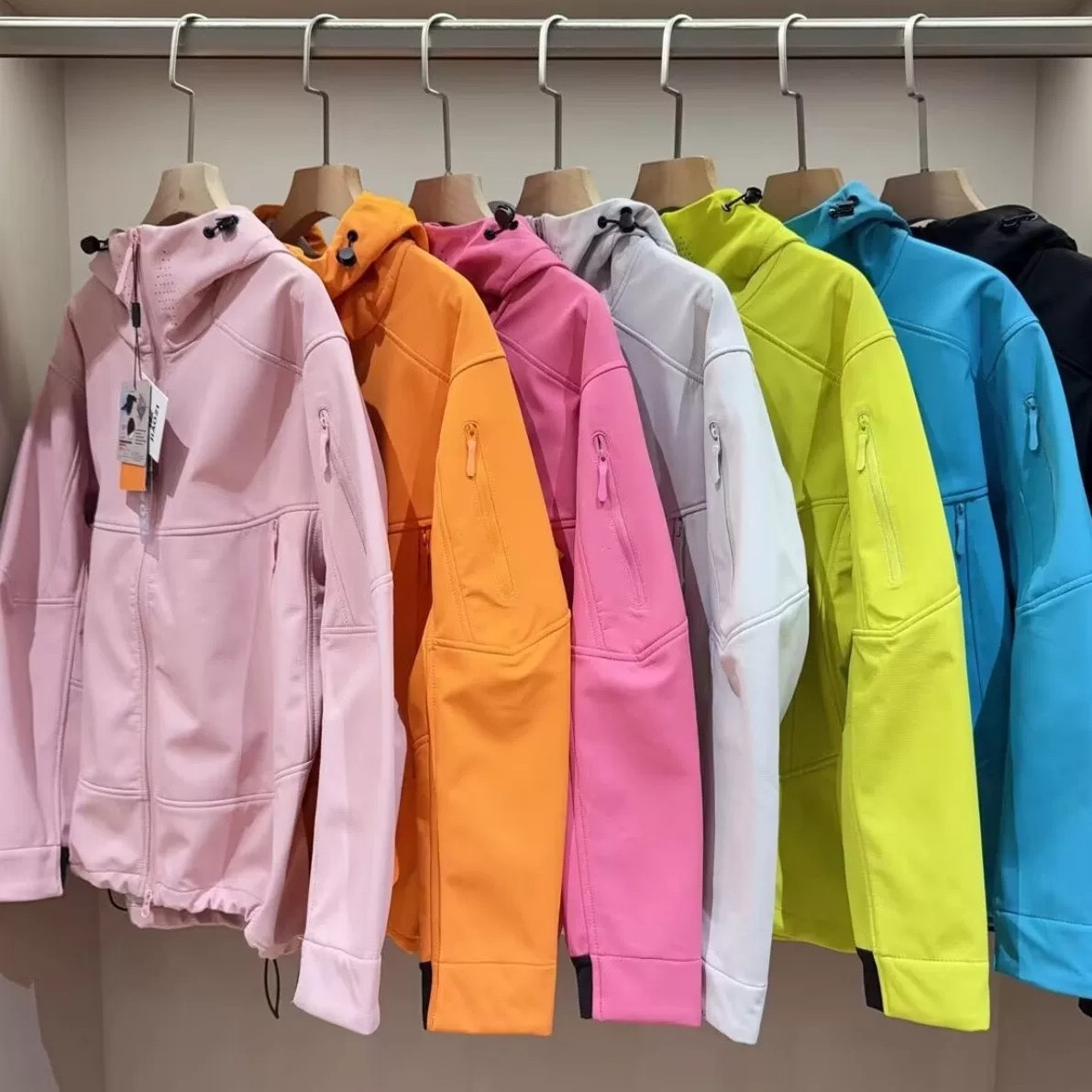2026 Autumn/Winter New Mountain-Style Outdoor Functional Unisex Three-Proof Softshell Fleece-Lined Hooded Jacket
