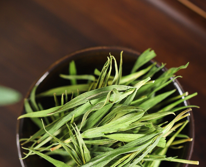 Three Leaf Herbal Tea Blend He Ye Sang Ye Zhu Ye Lotus Mulberry Lophatherum Leaves 30g Jar in use
