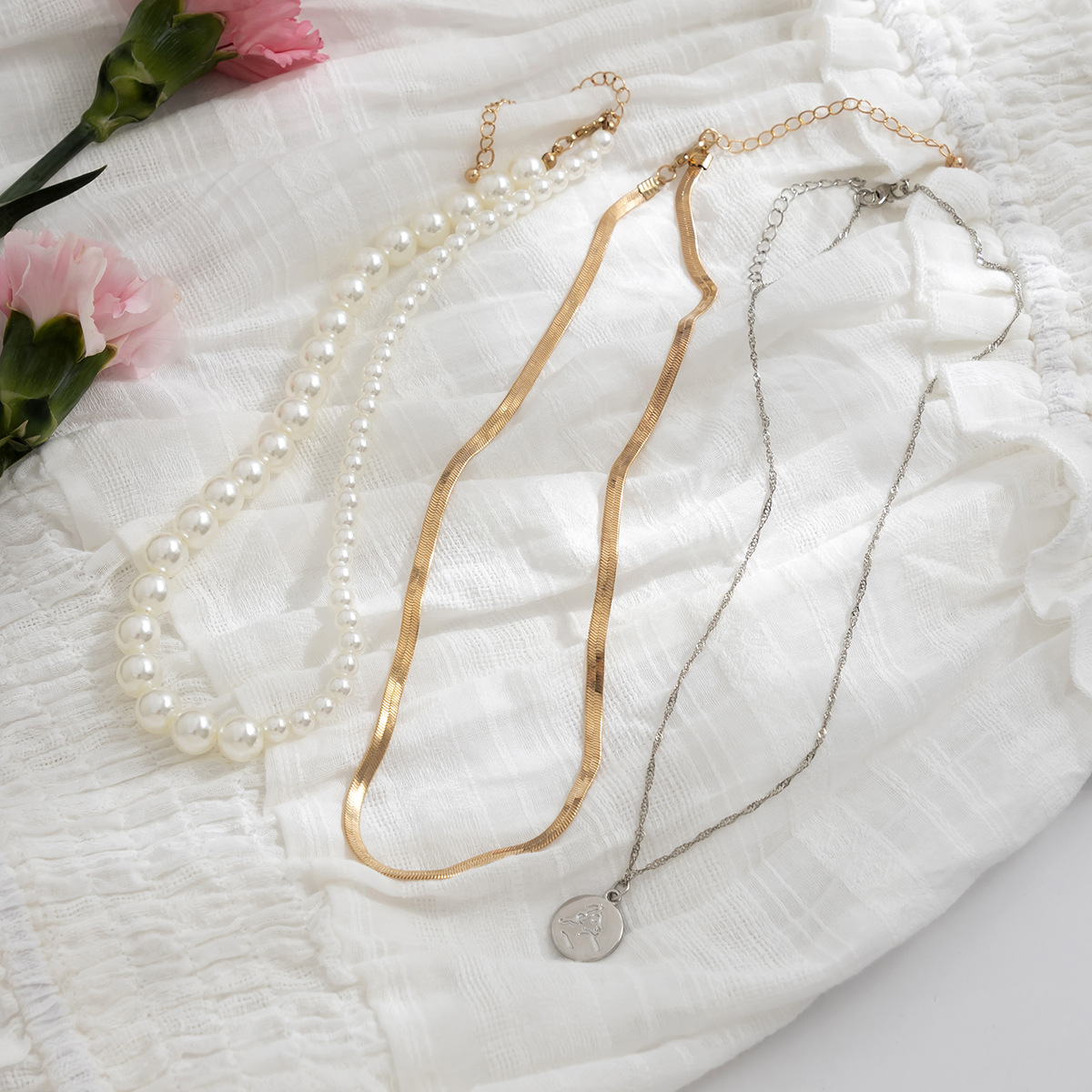 Collier avec pendentif en forme d'étoile en perles et perles artificielles de style métal_voghion.com