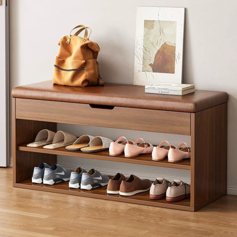 Подставка для обуви входит в дверь дома