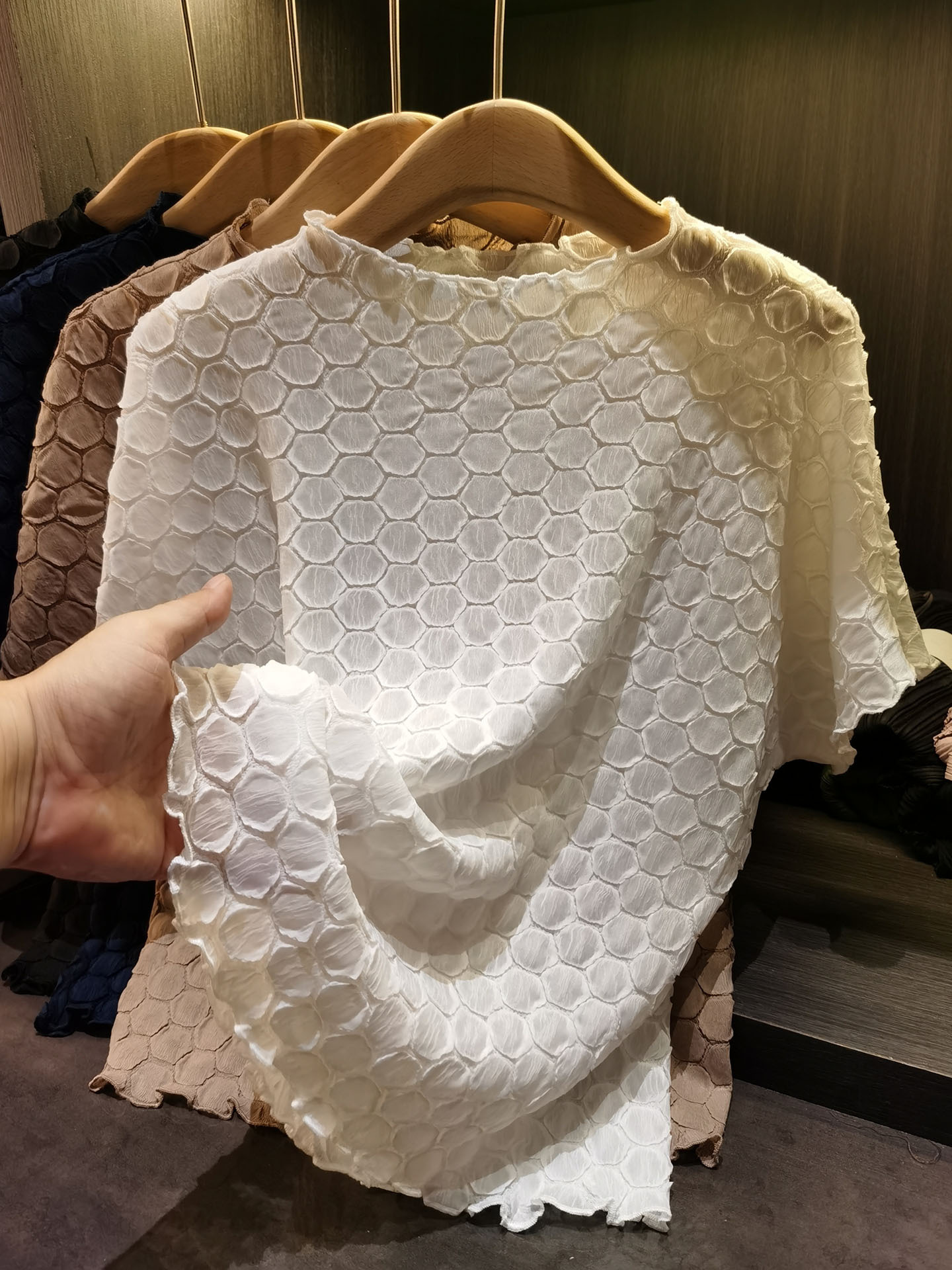 Áo thun nữ tay ngắn cổ tròn chất liệu cotton phối họa tiết ép hoa nhăn — màu đen, xanh lam, màu trắng, màu kaki