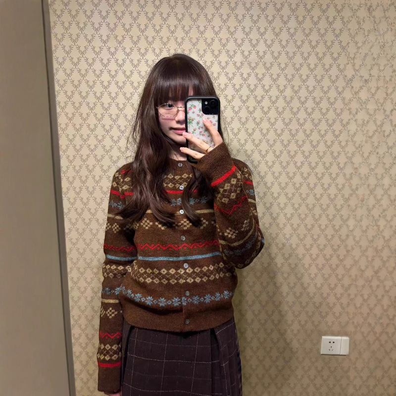 [Sheep Cashmere] Fair Isle Jacquard Contrasting Round Neck Cardigan Top for Women in Autumn and Winter Loose Brown Sweater One Size Fits All