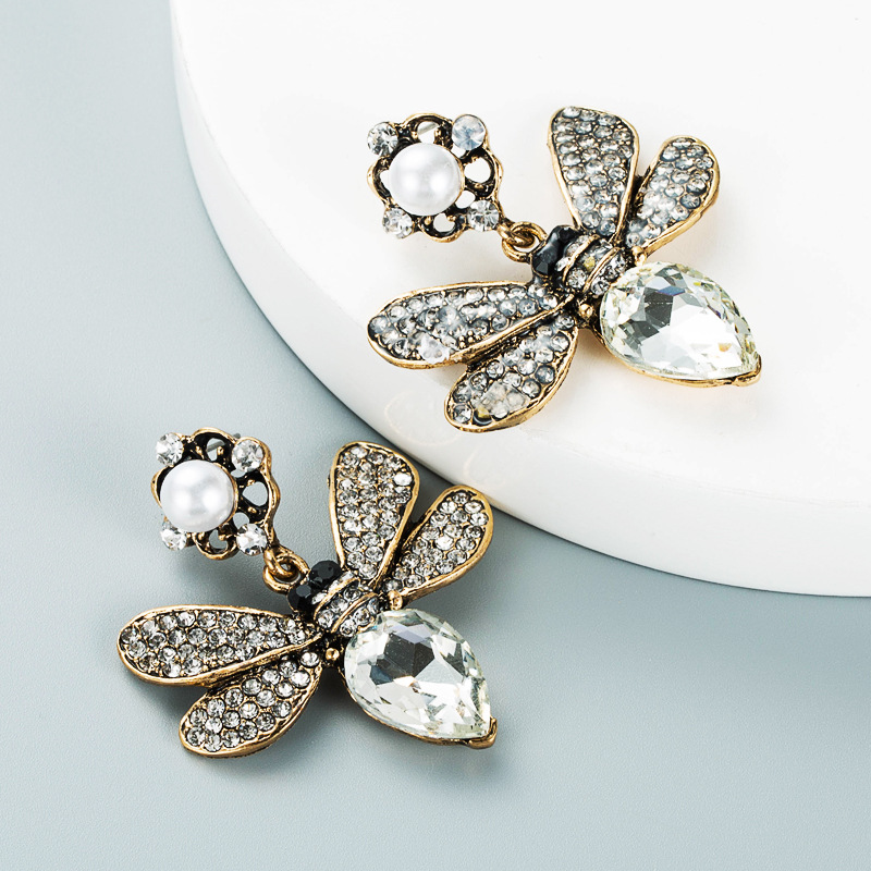 Retro Color Diamond Butterfly Pearl Earrings Wholesale Nihaojewelry display picture 5