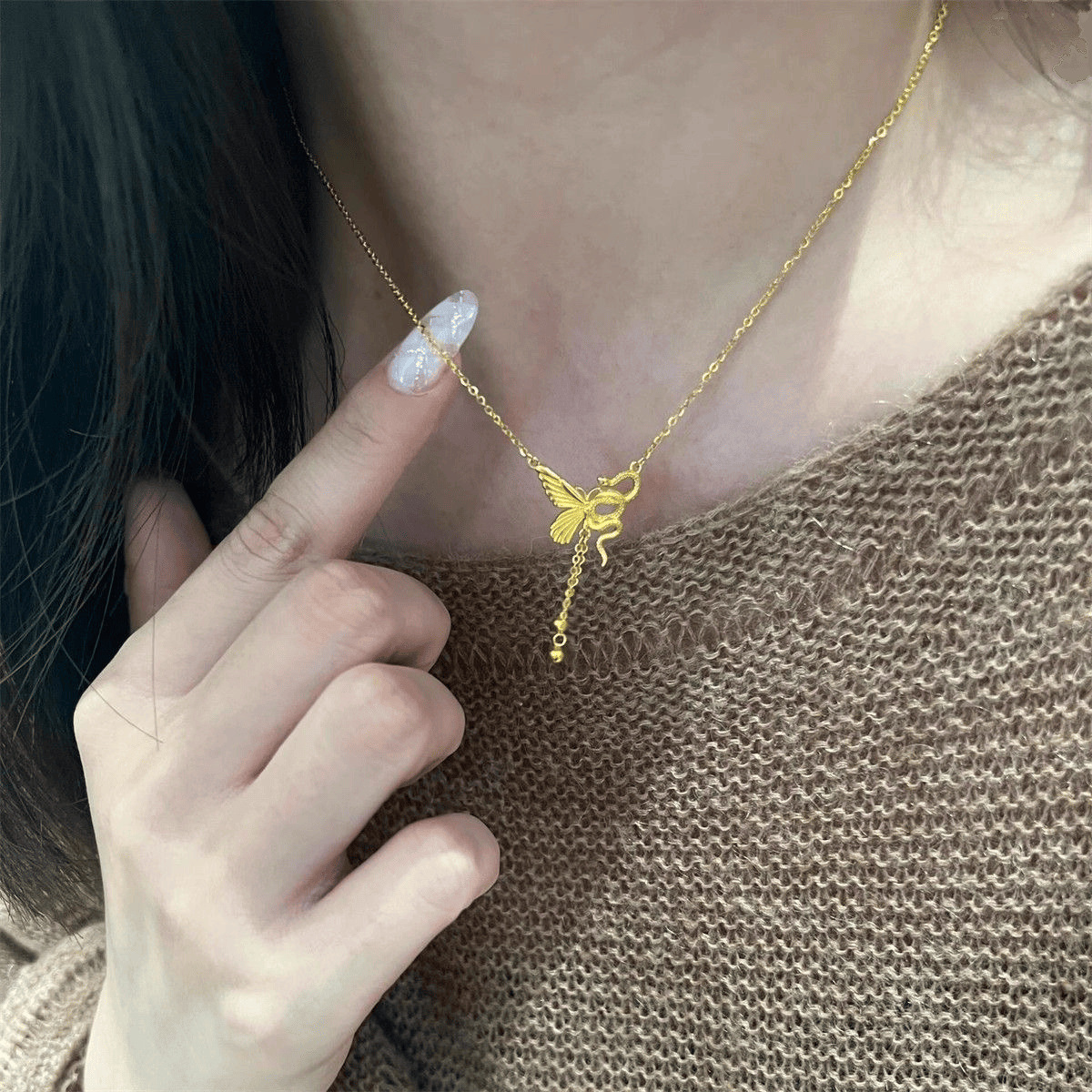 Antiguo y nuevo collar de mariposa enrollado de serpiente espiritual chino para mujer 2025 nueva cadena de clavícula para novia Día de San Valentín