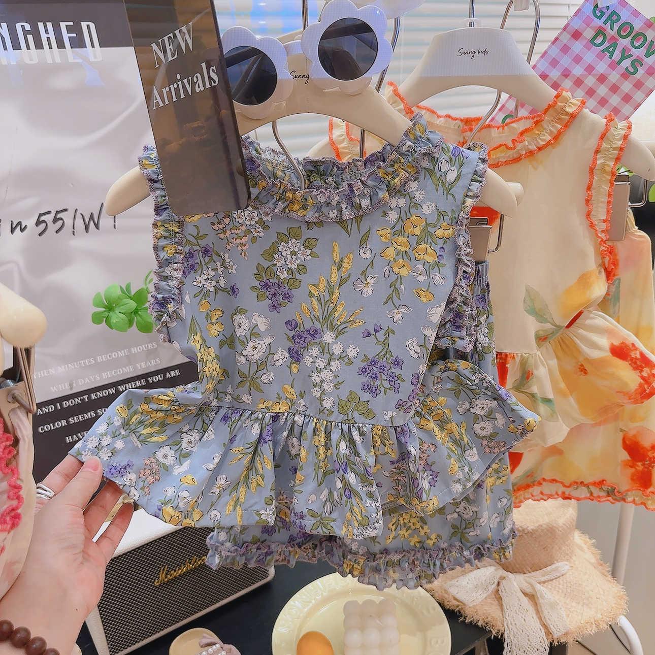 조끼 정장 - 파란색 배경 꽃무늬