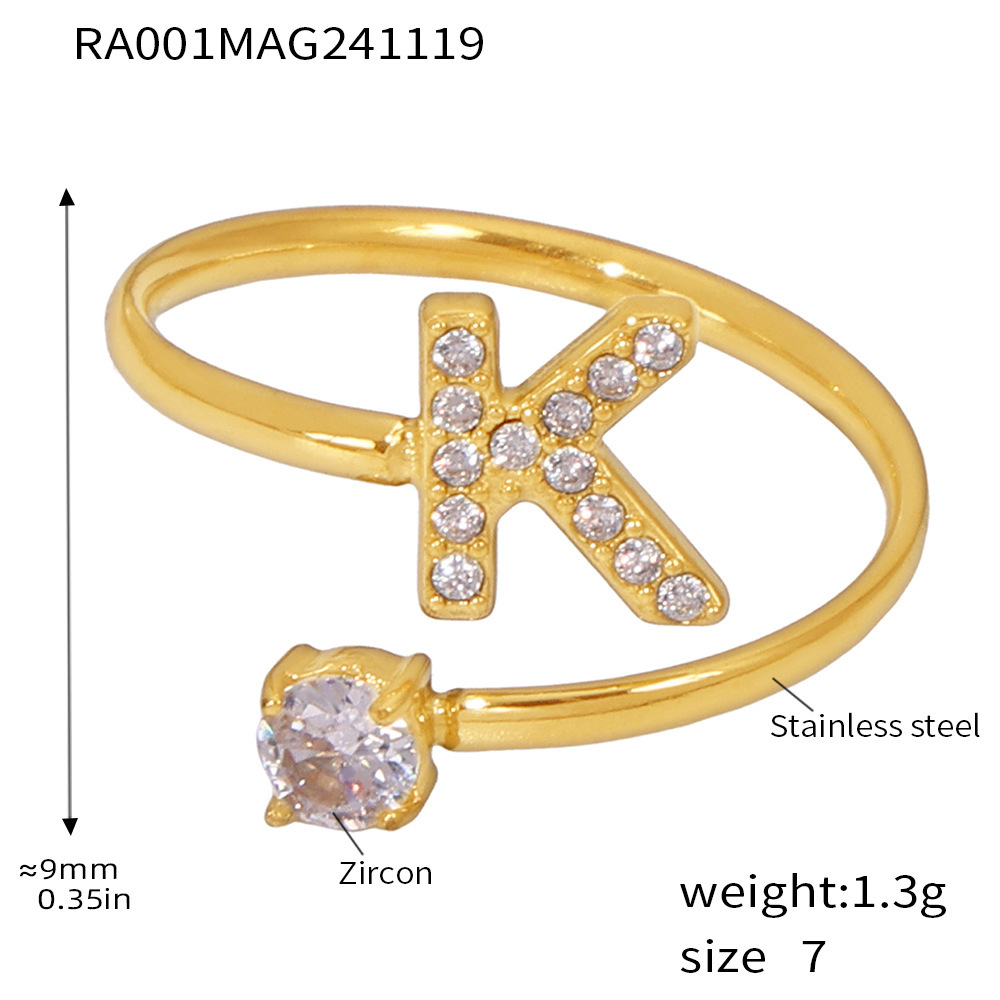 Qiong Yao Titanium Steel 26 letras con incrustaciones de circón Juego de joyas PVD chapado en oro real collar de retención de color pulsera anillo aretes