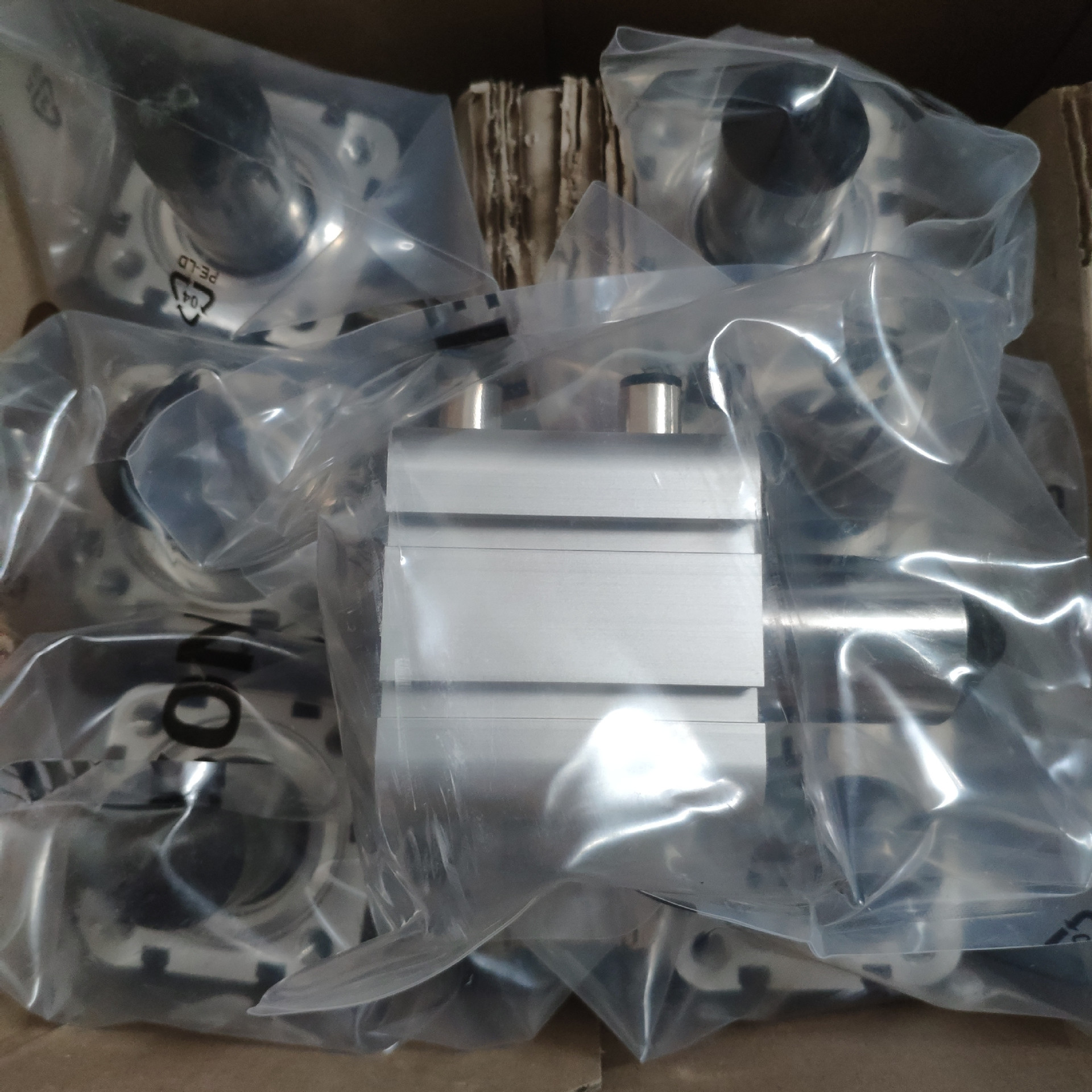Negotiated to supply AVENTICS cylinder R416001832 new original