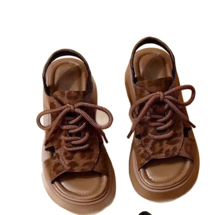 2026 mujeres de verano nuevas sandalias con patrón de leopardo nuevas moda muffins con falda suave red lazos rojos
