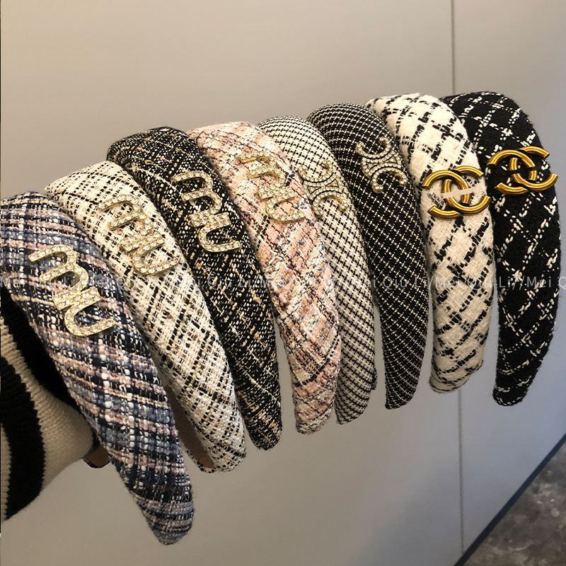 Corea del Sur Chanel estilo rhinestone carta ancho borde pelo presionando tela diadema moda todo partido Plaid diadema accesorios para el cabello para las mujeres