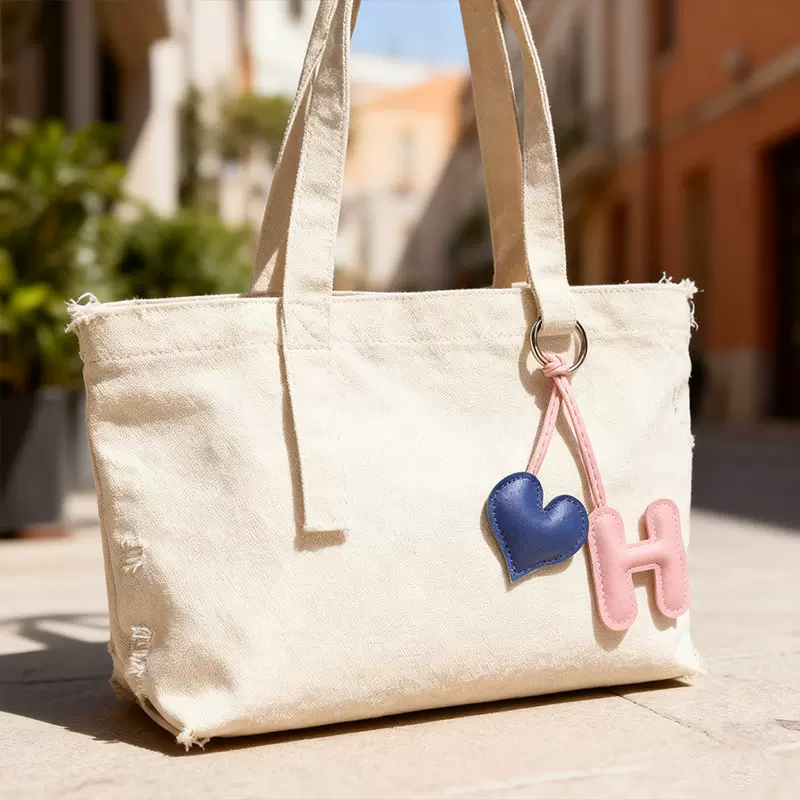 撞色字母爱心皮革包包diy打结挂坠挂件服装辅料搭配挂饰爱心挂件