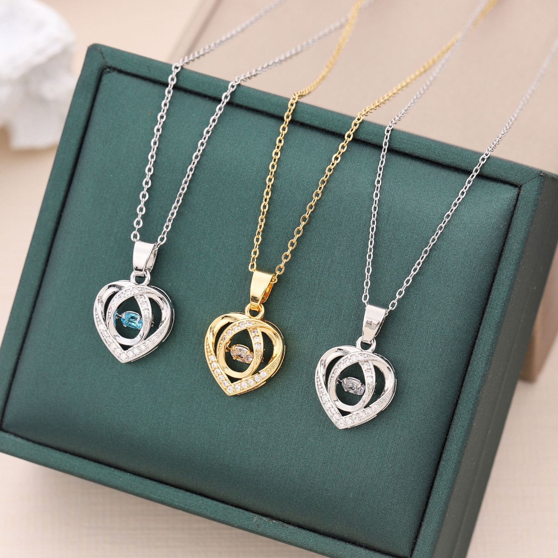 Simple Style Heart Shape Titanium Steel Inlay Rhinestones Pendant Necklace display picture 2