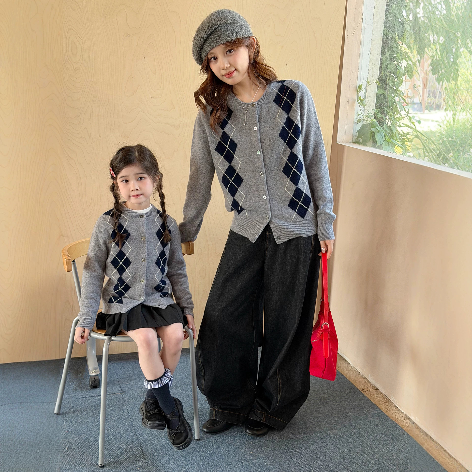 New autumn style parent-child diamond pattern cardigan, boys' and girls' round neck button-down jacket, color-blocked wool knit base layer top
