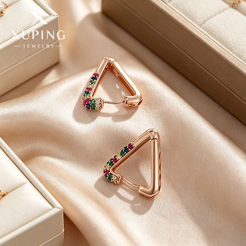 Pendientes triangulares con incrustaciones de piedras preciosas artificiales coloridas de Xuping, con un estilo único y exclusivo.