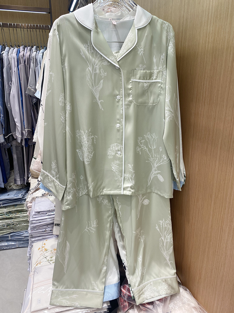 연한 녹색 꽃무늬 긴소매 및 바지