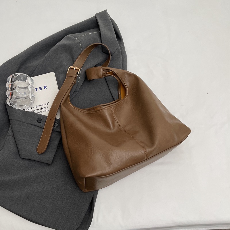 Bolsa de gran capacidad para mujer Otoño e Invierno retro 2023 nuevo todo partido hombro crossbody bolsa de cubo bolsa de viaje de clase