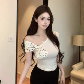 蝴蝶结波点斜肩短袖T恤女夏季不规则修身辣妹紧身设计感短款上衣