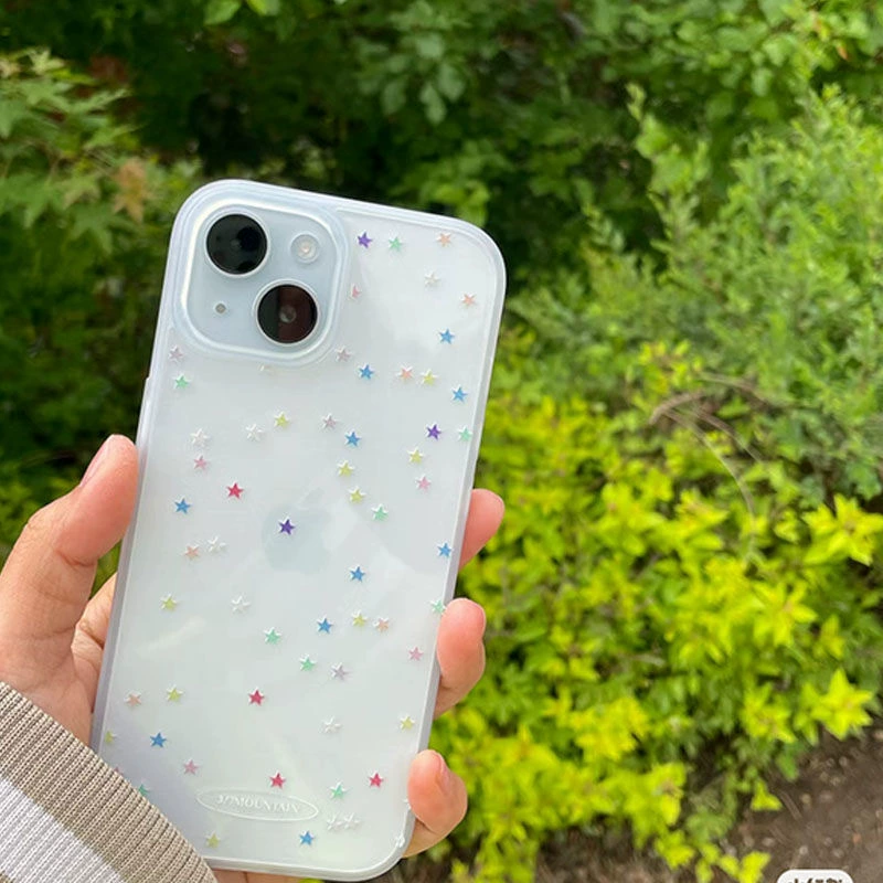 Чехол для телефона (Apple iPhone13 / iPhone14 Pro / iPhone15 Pro) — прозрачный с цветными звёздочками, большой вырез под камеру