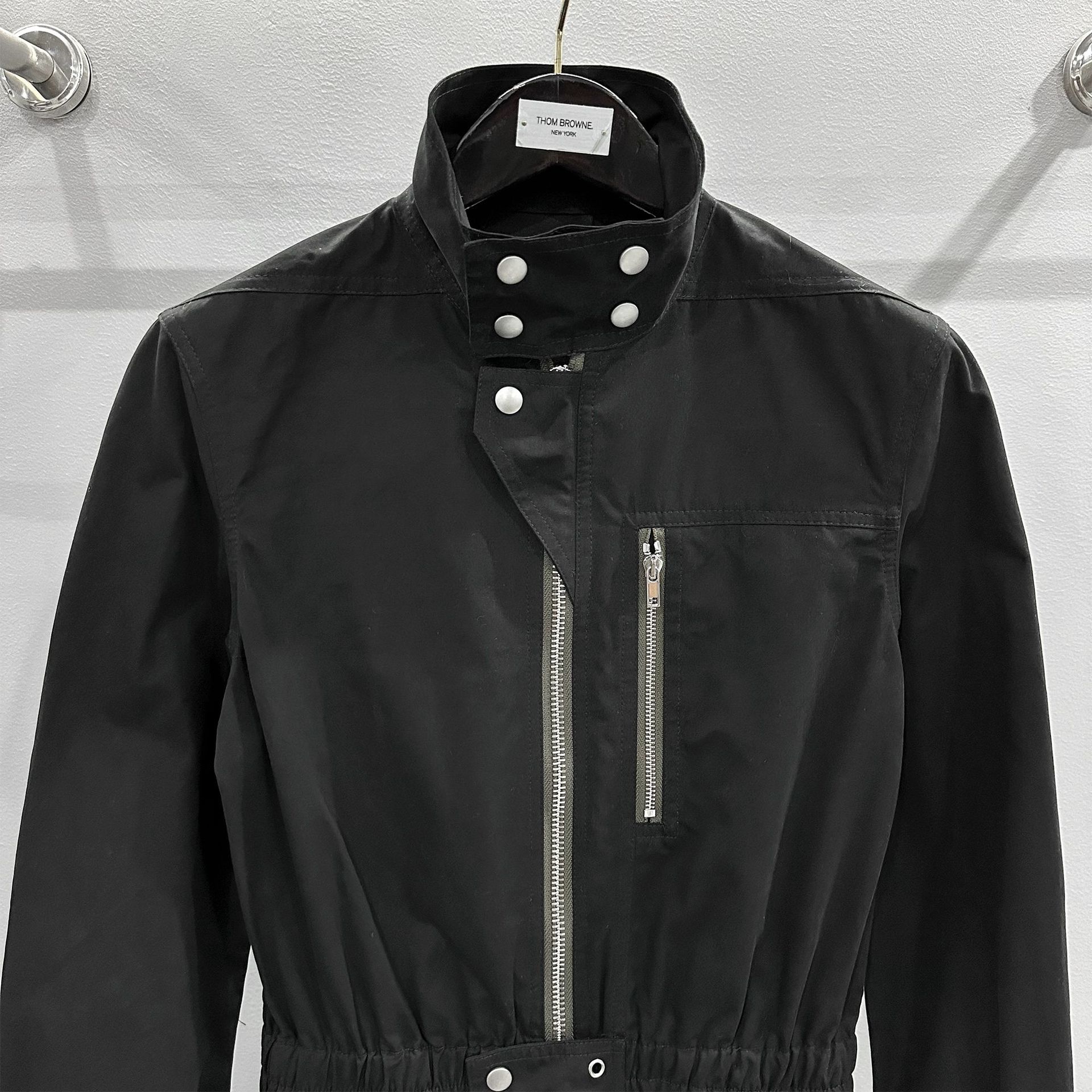 SUBHUMAN Unisex | Estilo Oscuro y Novedoso, Diseño Único con Múltiples Cremalleras, Mono de Motociclista para Trabajo, Atuendo de Otoño