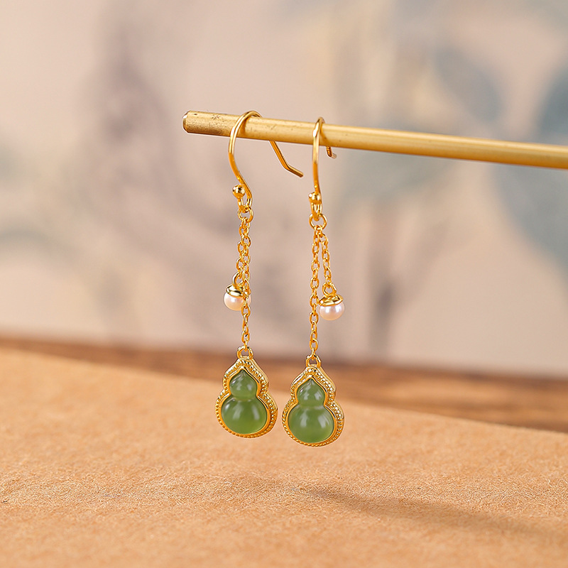 Bông tai bạc S925 mạ vàng đính ngọc bích Hetian và ngọc trai phong cách chinoiserie dáng dài — một cặp
