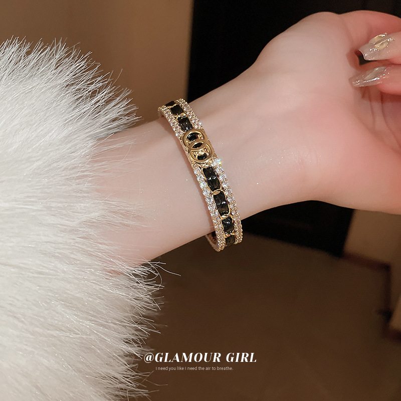 Pulsera abierta con letras de circonio galvanizado en oro Real, pulsera francesa de lujo accessible de alta gama, joyería versátil de moda elegante para mujer