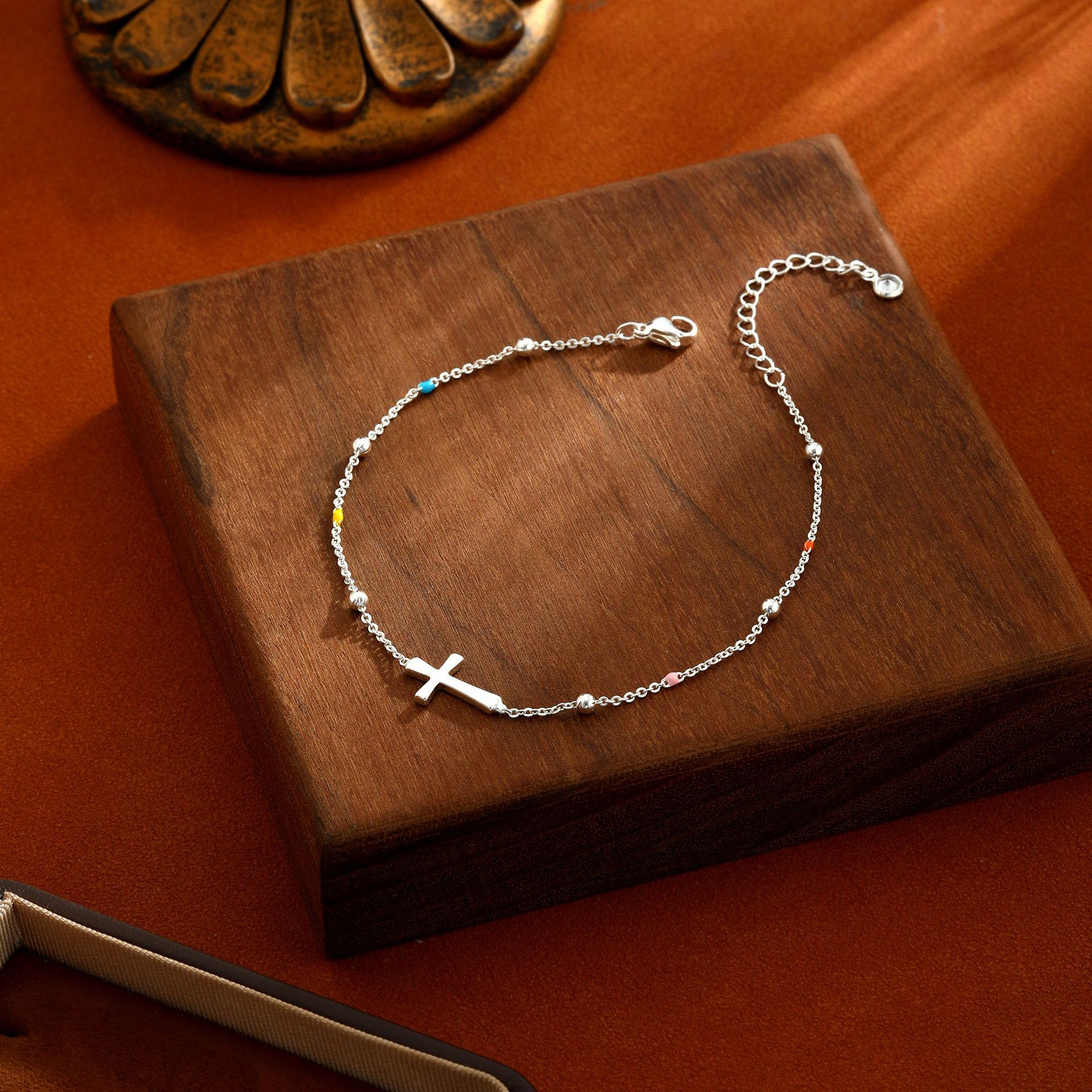 Tobillera de perlas con cruz dorada joya de pie de lujo_voghion.com
