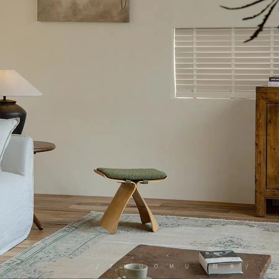 Taburete de madera maciza con forma de mariposa, estilo minimalista nórdico, taburete pequeño para uso doméstico, taburete para cambiar zapatos en la entrada de la sala de estar, taburete de ocio para dormitorio.
