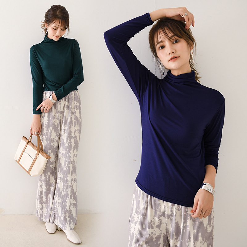 日系家庭内にシャツを着て40織のモーダルスーツの高襟のコウモリの袖の修身上着のtシャツのキャンディー色