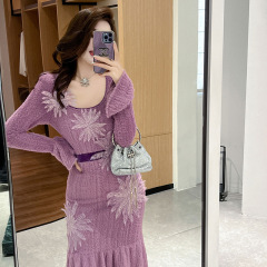 優しい雰囲気のワンピース 秋の新作デザイン 立体的な花柄 ベルスリーブ ロングフィッシュテールスカート 21003
