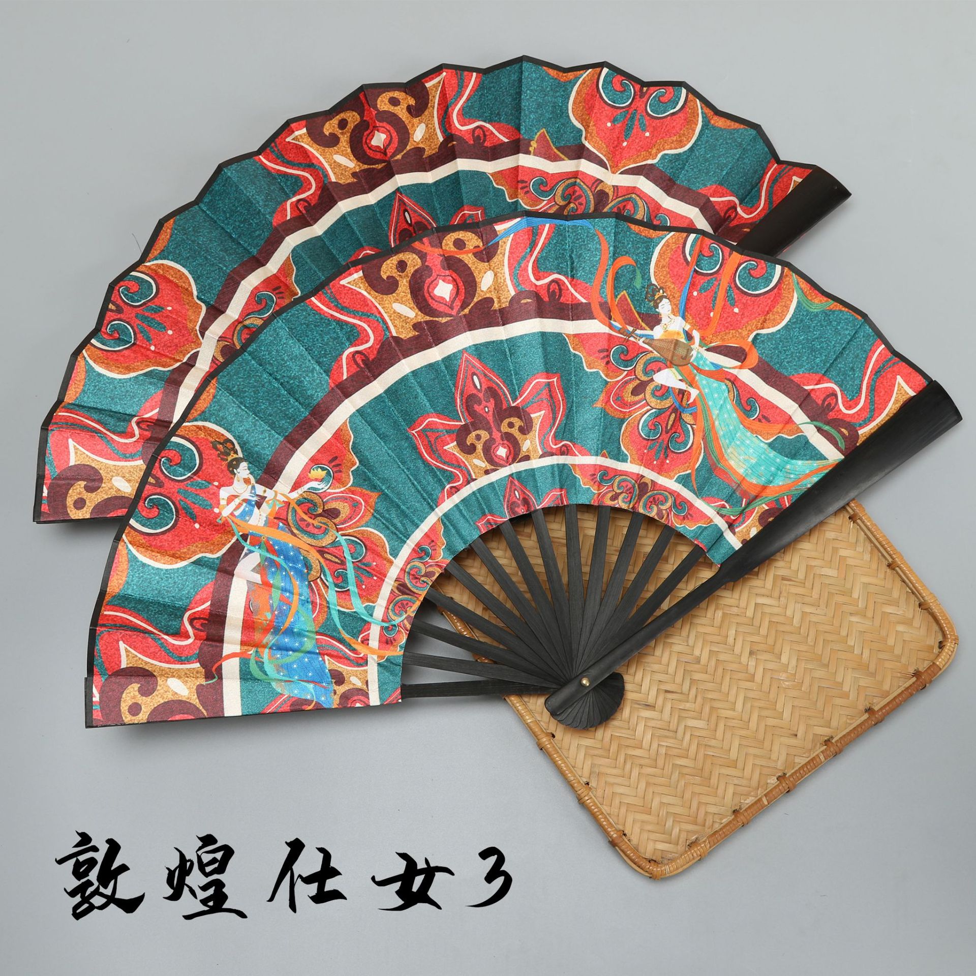 2023 nuevo paño de seda ventilador de bambú ventilador de dama de honor ventilador de regalo estilo nacional saludo ventilador de dibujos animados disco moda nacional ventilador plegable al por mayor
