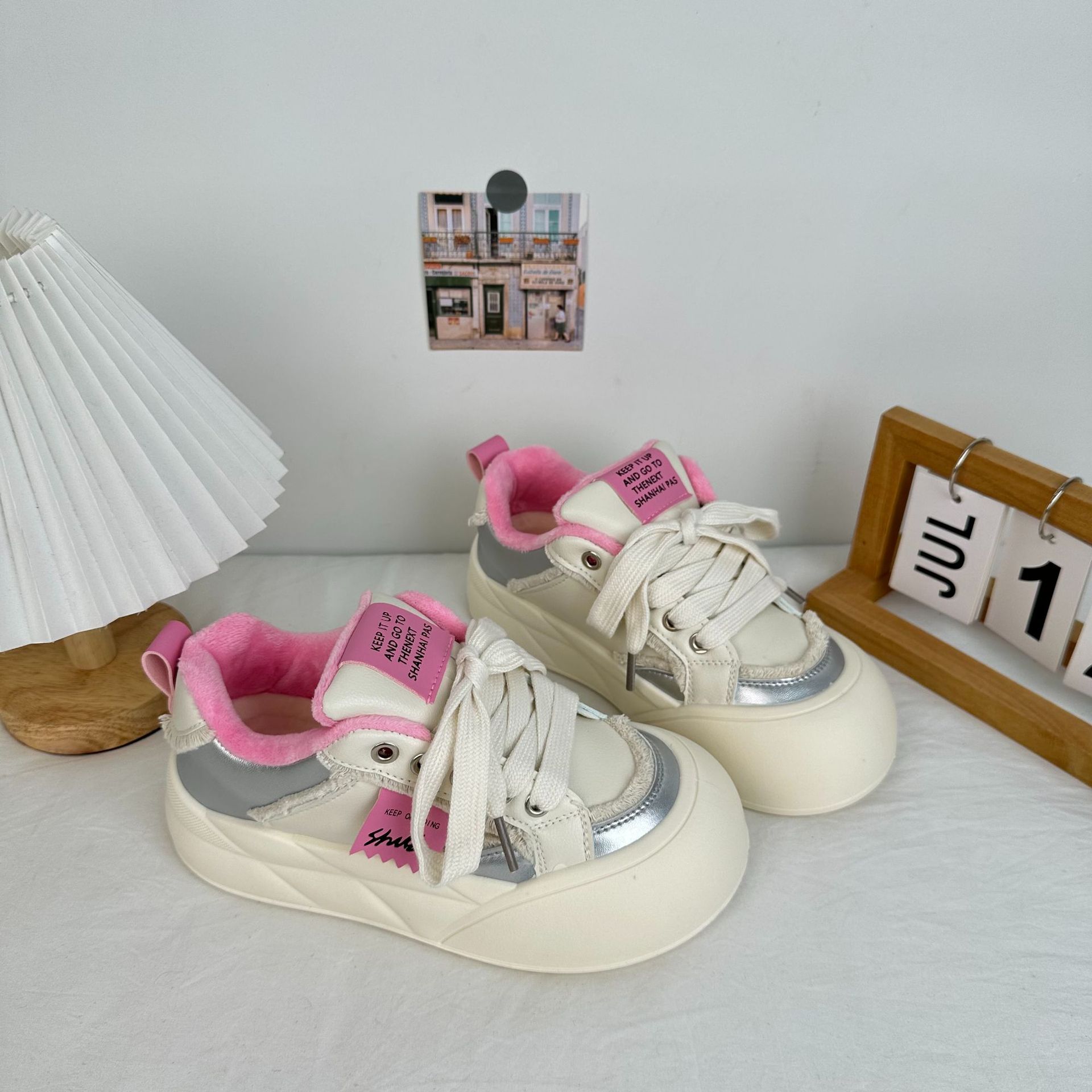 Suela gruesa más zapatos blancos de terciopelo para mujer 2024 invierno nuevo estilo zapatos casuales zapatos de pan de punta redonda zapatos de algodón cálidos gruesos