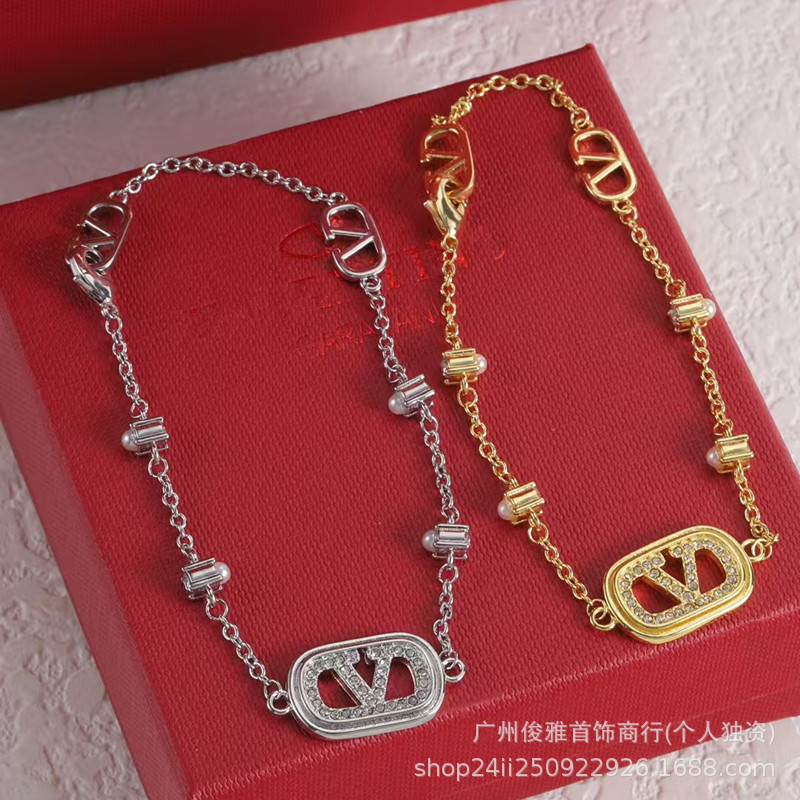 Xiaohongshu's Popular Warren's V Letter Diamond-Encrusted Pearl Bracelet European and American French High-Quality Daily Matchinging Bracelets Xiaohongshu's Popular Warren's V Letter Diamond-Encrusted Pearl Bracelet European and American French High-Quality Daily Matchinging Bracelets